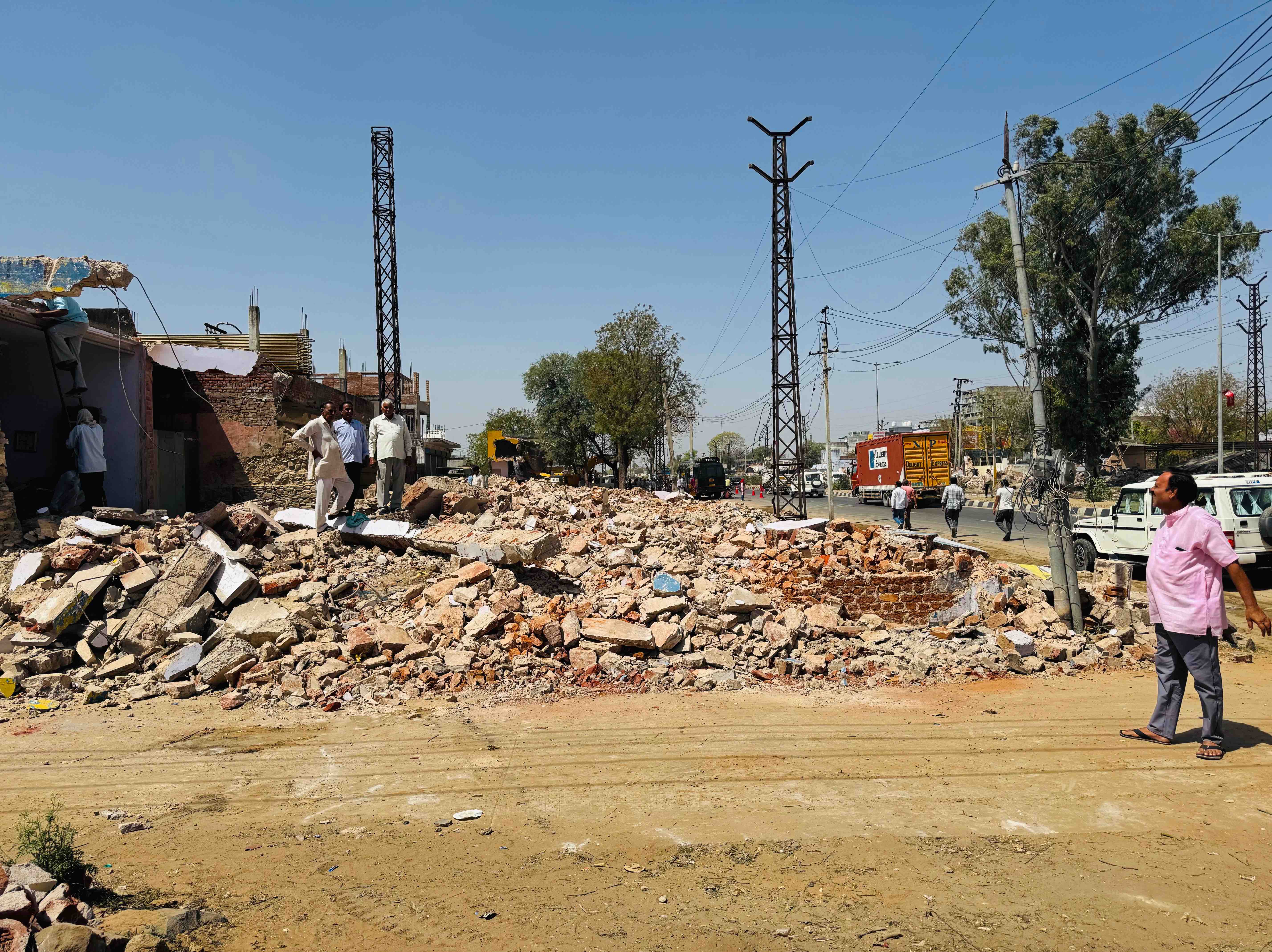 एनएचएआई ने अतिक्रमण हटाया।