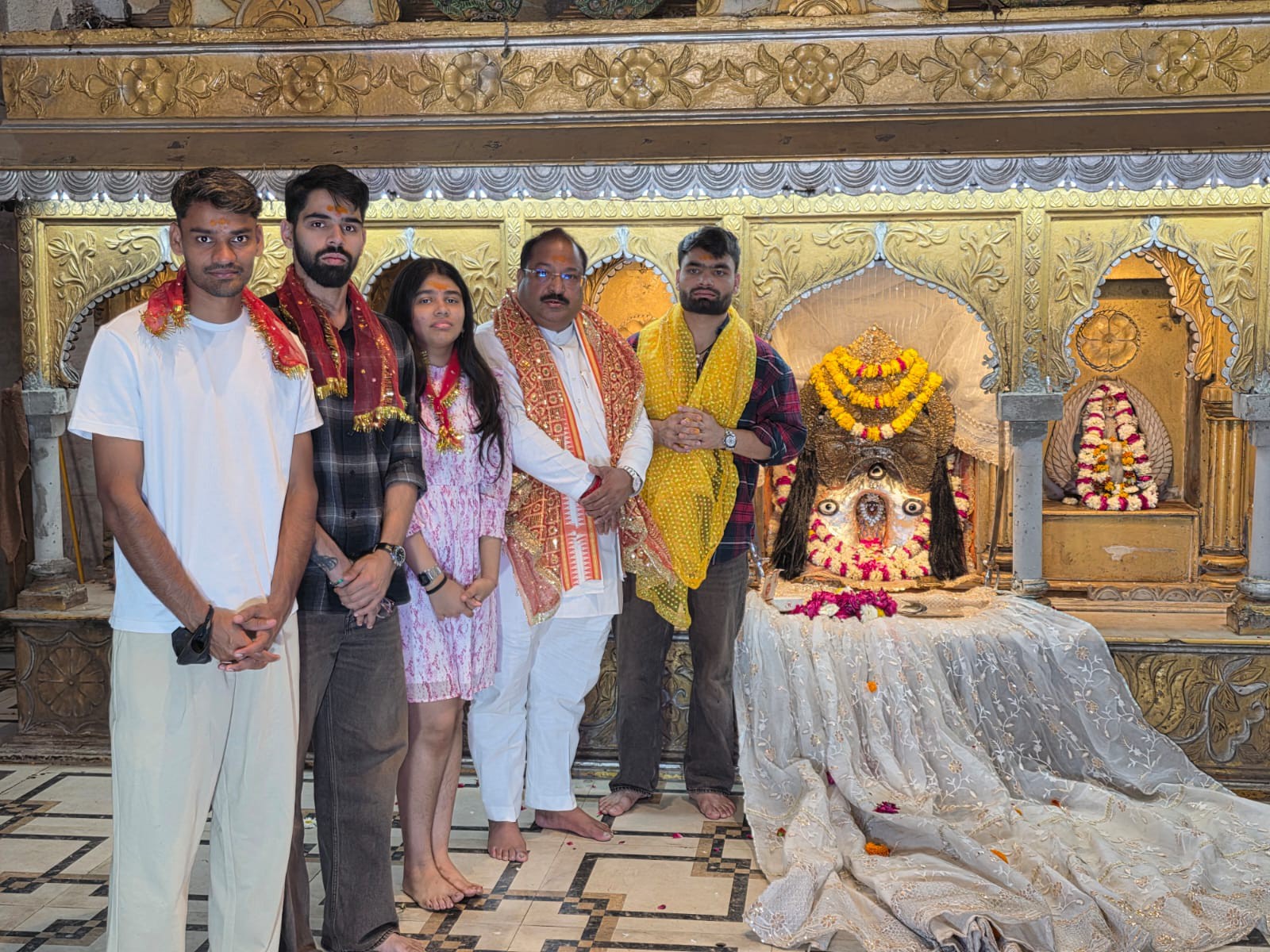 रिंकू सिंह बोले- वर्ल्ड कप जीतने के बाद अब मां के दर्शन करने आया हूं।