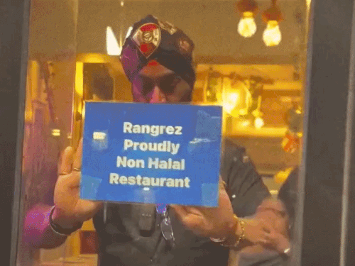 ब्रिटेन के रेस्टोरेंट रंगरेज के बाहर लगाए इसी पोस्टर से शुरू हुआ हलाल मीट को लेकर विवाद।