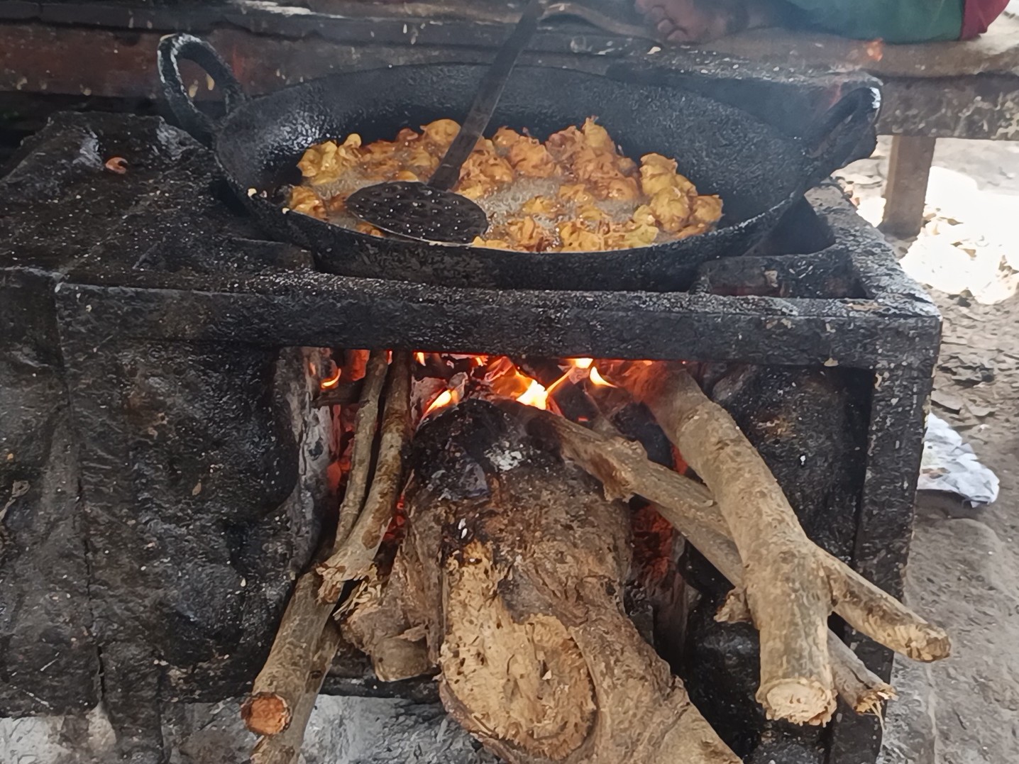 Shravasti Gas Crisis: Hotels Shut, Locals Buy Dung Cakes