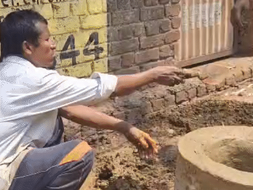 रायपुर में कमर्शियल सिलेंडर नहीं मिलने के कारण कोयला भट्टी का उपयोग।