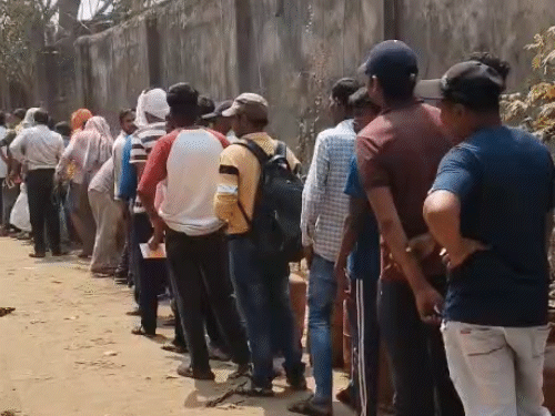 रायगढ़ में सिलेंडर के लिए लंबी लाइन दिखाई दी।