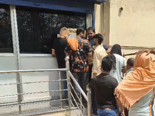 बिलासपुर में भी सिलेंडर लेने के लिए लोगों को मुश्किल का सामना करना पड़ रहा है।