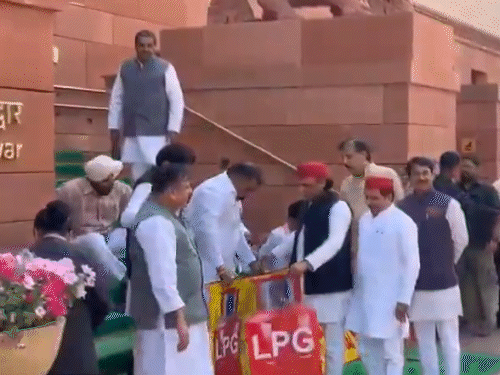 अखिलेश यादव ने सपा सांसदों के साथ संसद के बाहर सिलेंडर की किल्लत को लेकर विरोध जताया।