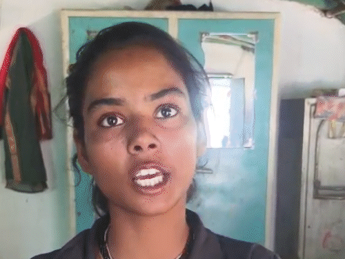 ये तस्वीर मोनालिसा की बहन रूपरेखा की है।