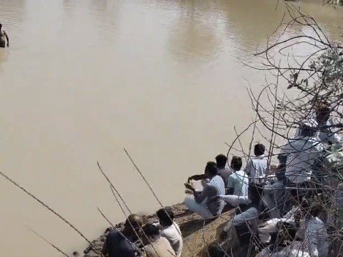 तलाशी के दौरान जोहड़ के चारों तरफ ग्रामीणों की भीड़ जमा हो गई