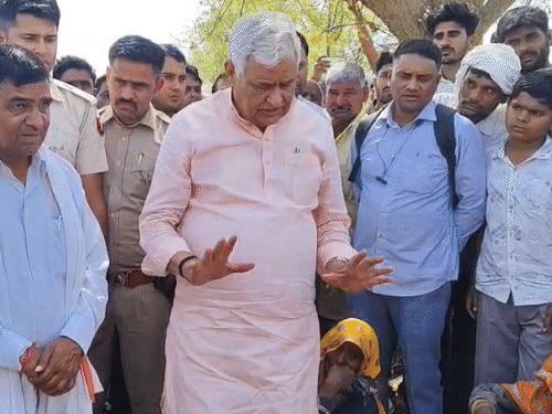 प्रभारी मंत्री किरोड़ी मीणा के पैरों में गिरकर बिलख-बिलखकर रोने लगी मां