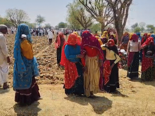 दोनों बच्चों की मौत के बाद मां का रो-रो कर बुरा हाल है, माता पिता मजदूरी करते हैं