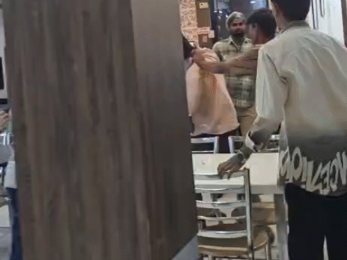 रेलवे स्टेशन के कैफे में बर्थडे मनाने पहुंचे युवतियों के परजिनों की लात-घूंसों से पिटाई की।