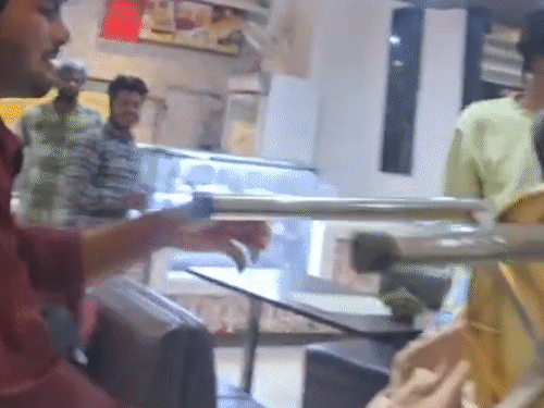 युवतियों से छेड़छाड़ का विरोध करने पर परिवार के लोगों के साथ मारपीट की।