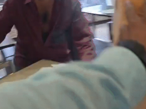 नशे में धुत युवकों ने कैफे में जमकर हंगामा किया।