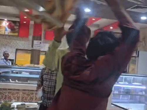 बदमाशों ने कैफे की कुर्सियां उठाकर परिवार के लोगों पर हमला किया।