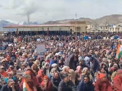 रैली में बड़ी संख्या में महिलाएं भी शामिल हुईं।