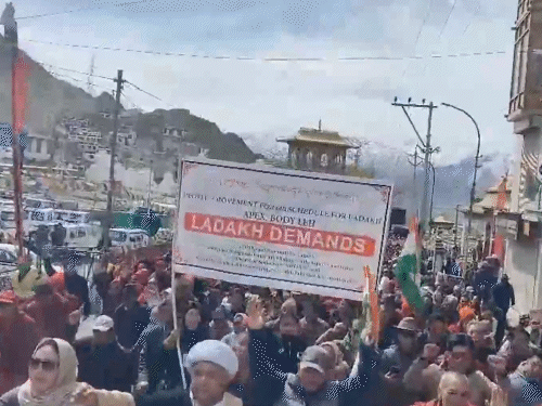 रैली में शामिल हुए लोग राज्य का दर्जा देने की मांग कर रहे थे।