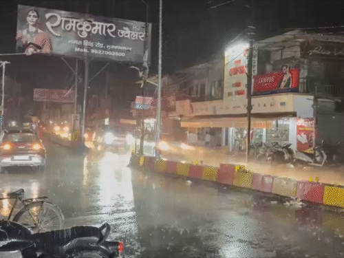 मुजफ्फरनगर और आसपास के इलाकों में रविवार देर रात तेज हवा के साथ झमाझम बारिश हुई थी। कई इलाकों में ओले भी गिरे थे।