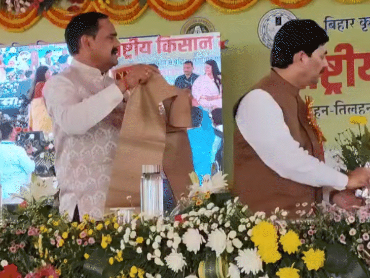 शाहनवाज को शॉल भेंट कर किया स्वागात।