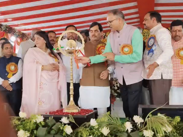 कार्यक्रम का उद्घाटन करते शाहनवाज सहित अन्य।