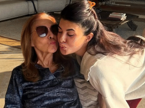 फिल्म अभिनेत्री जैकलीन फर्नांडीस अपनी मां की अस्थियां विसर्जित करने काशी पहुंचीं। पिता एलरॉय फर्नांडीज भी उनके साथ थे। - Dainik Bhaskar