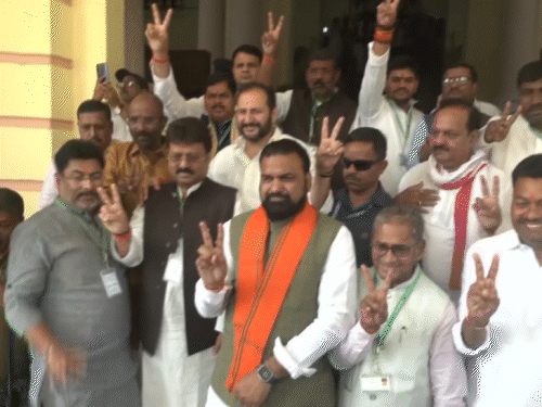 वोटिंग के बाद विक्ट्री साइन दिखाते डिप्टी सीएम और NDA विधायक।