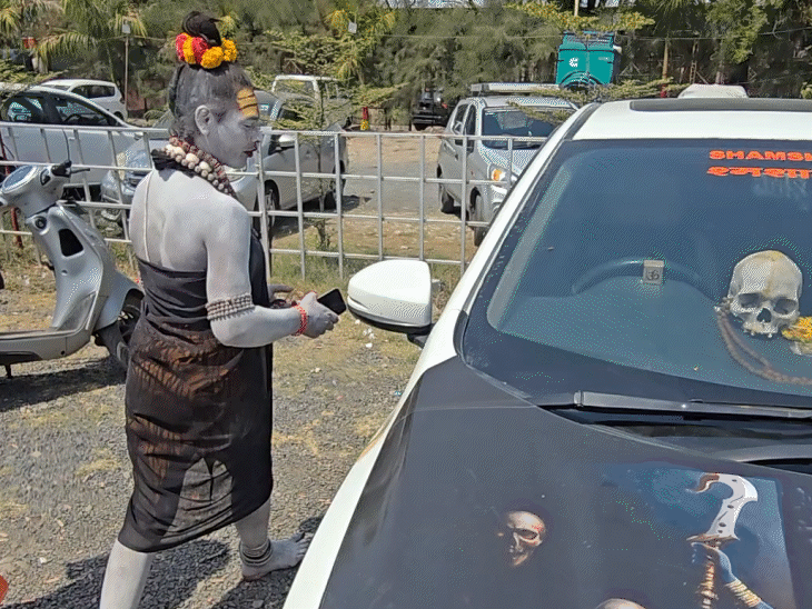 काली नंद गिरी अपनी कार से ही देश का भ्रमण करती हैं।