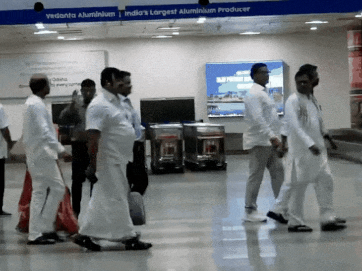 रविवार रात को कांग्रेस के कुछ विधायक बेंगलुरु से भुवनेश्वर पहुंचे।