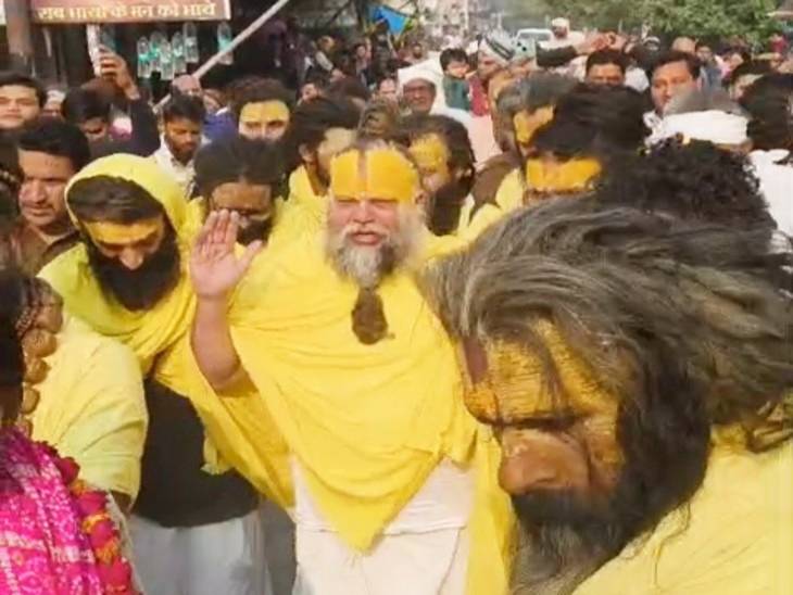 राधारानी की भक्ति में लीन प्रेमानंद महाराज। क्रिकेटर विराट कोहली और एक्ट्रेस अनुष्का ने संत प्रेमानंद से दीक्षा ली थी।