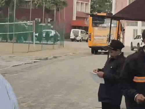 जालंधर के APJ स्कूल में जांच के लिए पहुंची पुलिस।