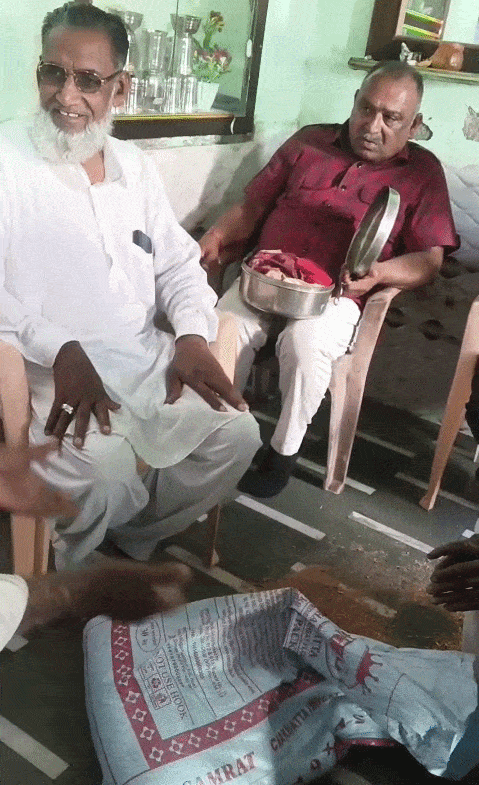 किसान से खरीदे गए गेहूं के कट्‌टे किराना व्यापारी ने खोले तो वह हैरान रह गया। उस कट्‌टे में गेहूं के बीच से सोने-चांदी के गहने निकले।