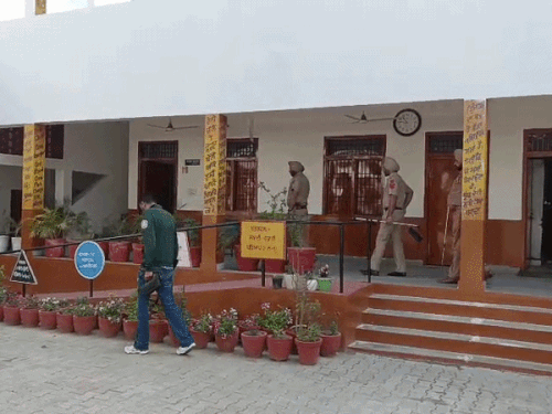 मोगा के गोथेवाला स्कूल में जांच करती हुई टीम।