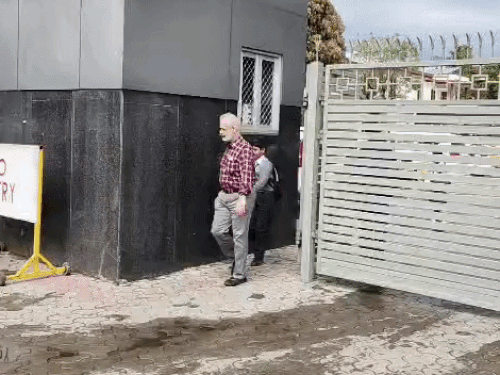 APJ स्कूल से बच्चे को घर ले जाता हुआ व्यक्ति