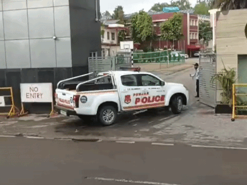 जालंधर के APJ स्कूल के अंदर जाती पुलिस की गाड़ी।