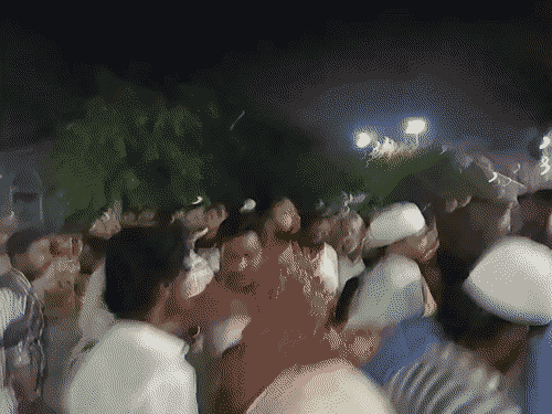 मुसाहिद पर हमले की सूचना मिलने के बाद घरवाले अस्पताल पहुंच गए।