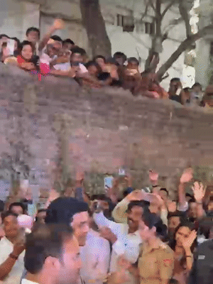 माधुरी दीक्षित के पहुंचने पर आसपास के छतों से लोगों ने उनका स्वागत किया।