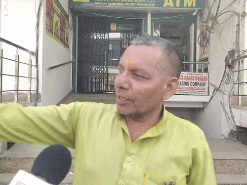 प्रत्यक्षदर्शी आरएन पांडेय ने बताया, गार्ड बंदूक लेकर बाहर निकला था। इसके बाद मैनेजर को अस्पताल पहुंचाया गया।