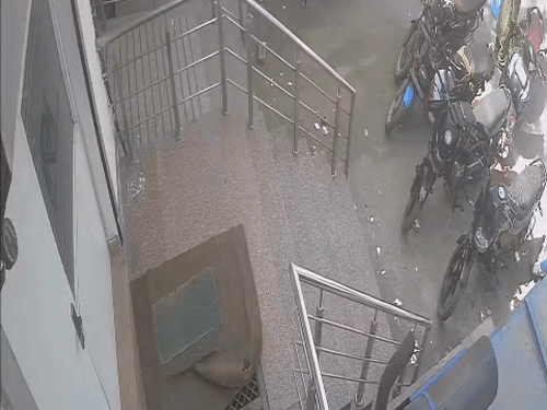 इस फुटेज में गार्ड बंदूक के साथ बाहर निकलता दिखा। उसके साथ एक और व्यक्ति भी था।