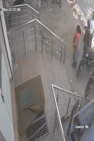 बैंक का स्टाफ मैनेजर को उठाकर बाहर लाया, फिर बाइक से अस्पताल पहुंचाया।