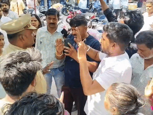 प्रदर्शनकारियों को पुलिस समझा रही थी। इनमें ज्यादातर युवा मोबाइल फोन से रिकॉर्डिंग कर रहे थे।