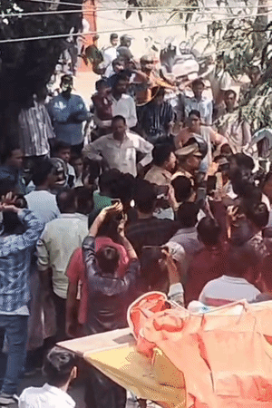 पहुंची पुलिस ने लोगों को मनाने का प्रयास किया। सिलेंडर सड़क से हटाकर लोगों को भी किनारे किया।