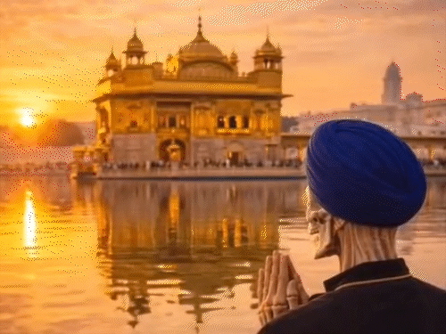 7वां दिन..आखिरी सुबह फिर गोल्डन टेंपल, सूरज की पहली किरण सरोवर पर पड़ती। सरोवर किनारे बैठे कंकाल के पैरों में जूते नहीं हैं।