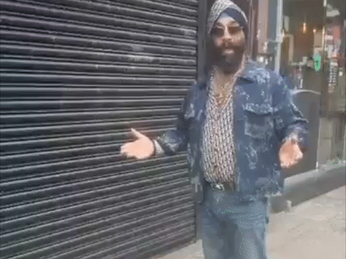 बेल मिलने के बाद हरमन कपूर रेस्टोरेंट के बाहर खड़े होकर घटना की जानकारी देते हुए।