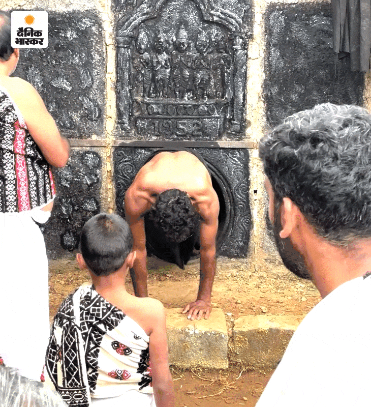 घी की मटकियां निकालकर दूसरे मंदिर में रखते हुए पुजारी।