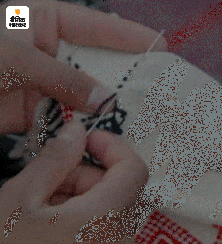 पुतुकुली शॉल बनाती हुईं लक्ष्मी।