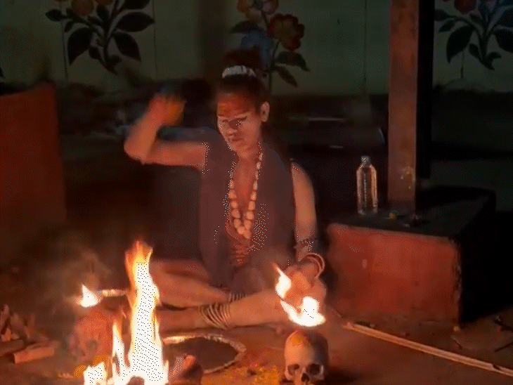 काली नंद गिरी रात में तंत्र साधना करतीं है।