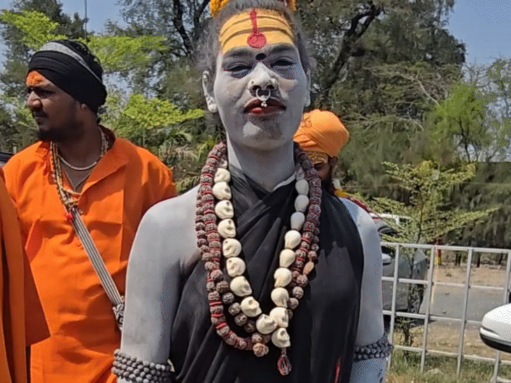 महामंडलेश्वर गिरी पहली किन्नर अघोरी भी है।