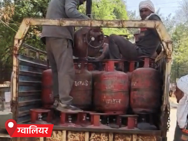ग्वालियर में सोमवार को अवकाश के दिन भी LPG सिलेंडर सप्लाई किए जा रहे हैं।