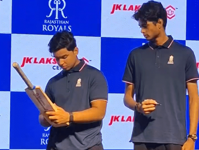 वैभव सूर्यवंशी और यशराज पूंजा ने भी बैट पर दिए ऑटोग्राफ।