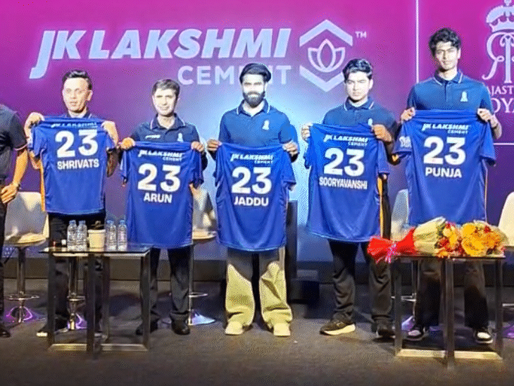 राजस्थान रॉयल्स की नई जर्सी लॉन्च करते रविंद्र जडेजा, वैभव सूर्यवंशी, यशराज पूंजा और अन्य।