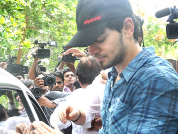 जनाजे में बॉयफ्रेंड सूरज पंचोली बुरी तरह रोते हुए दिखे, परिवार के लोग उन्हें सहारा देते नजर आए।