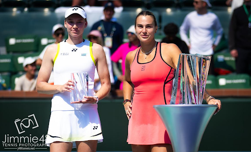 एलिना रायबाकिना रनरअप और आर्यना सबालेंका ट्रॉफी के साथ।