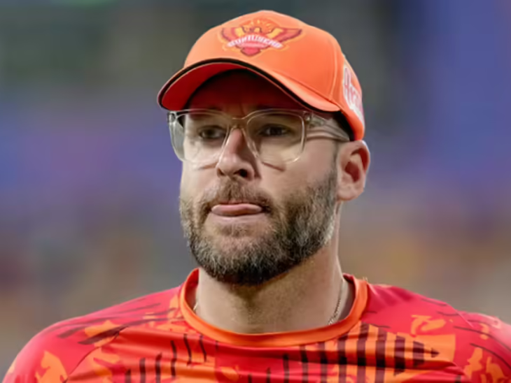 सनराइजर्स लीड्स के कोच डेनियल विटोरी हैं।